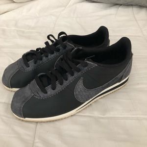 Nike women’s classic shoes Sz 8